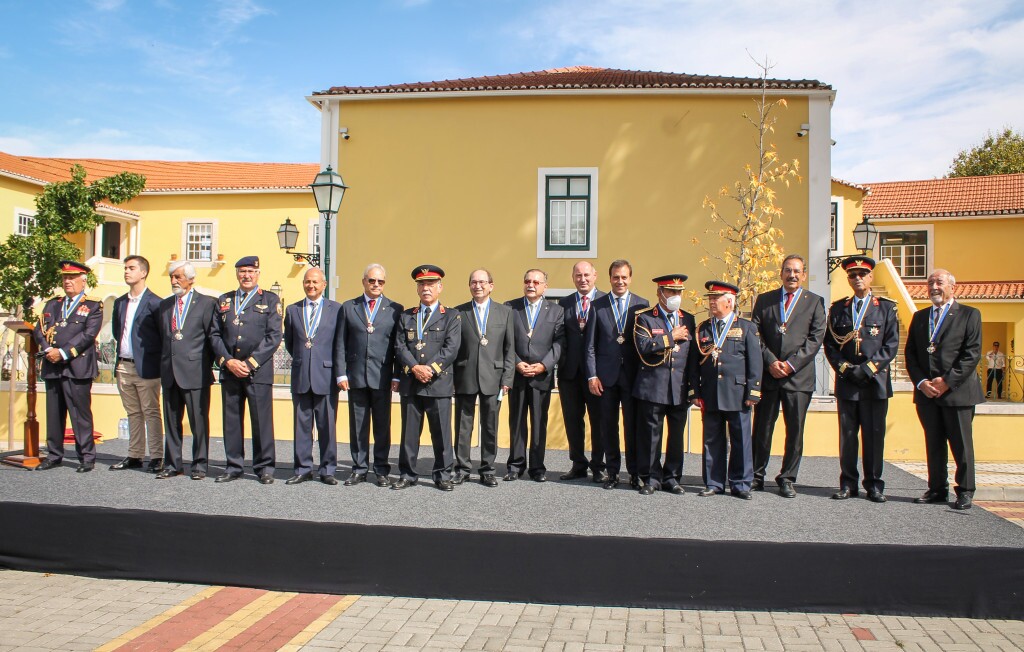 Presidente da Câmara Municipal de Bragança condecorado pela Liga dos Bombeiros Portugueses