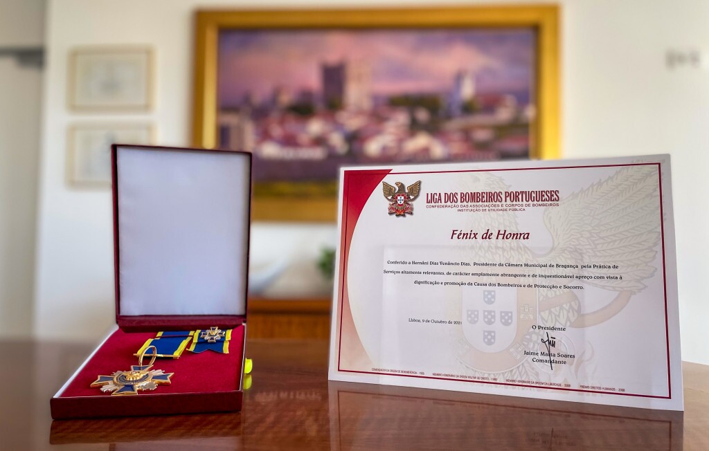 Presidente da Câmara Municipal de Bragança condecorado pela Liga dos Bombeiros Portugueses