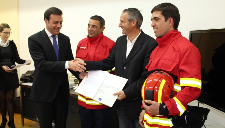 Bombeiros de Bragança e Izeda recebem equipamento