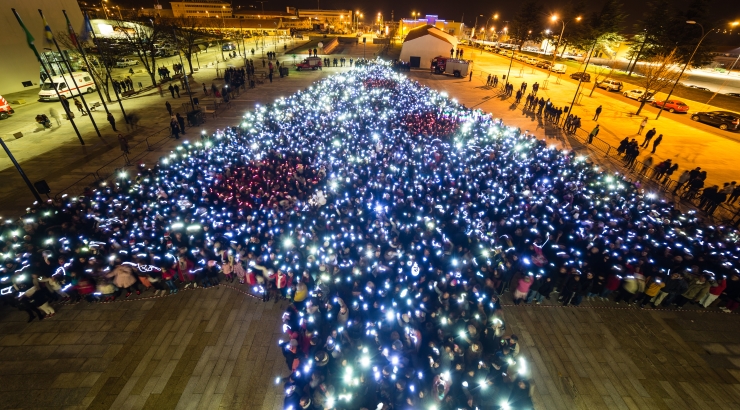 Maior árvore de Natal humana iluminada em Bragança
