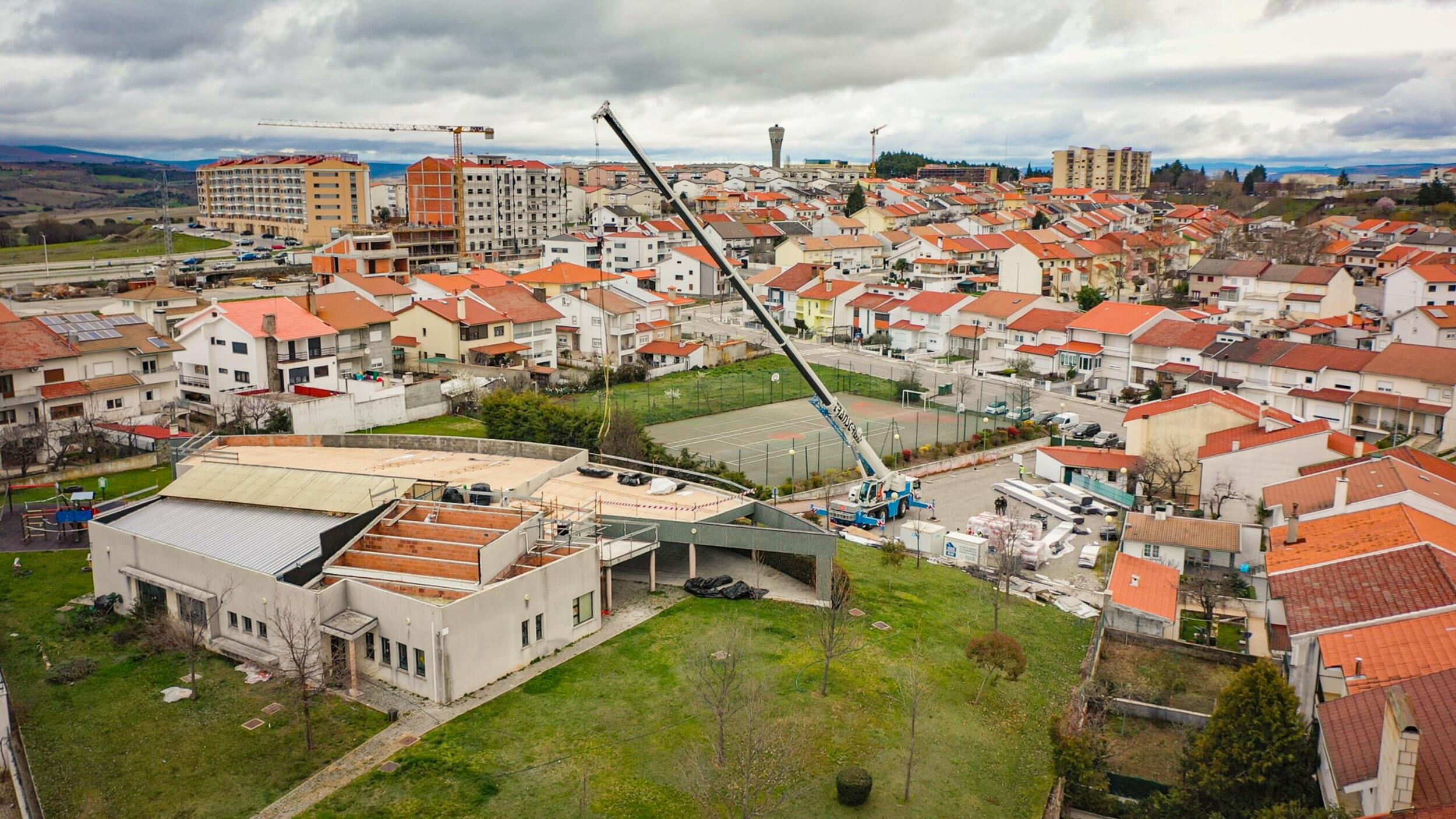  Município de Bragança retira amianto nos Jardins de Infância de S. Tiago e da Estação