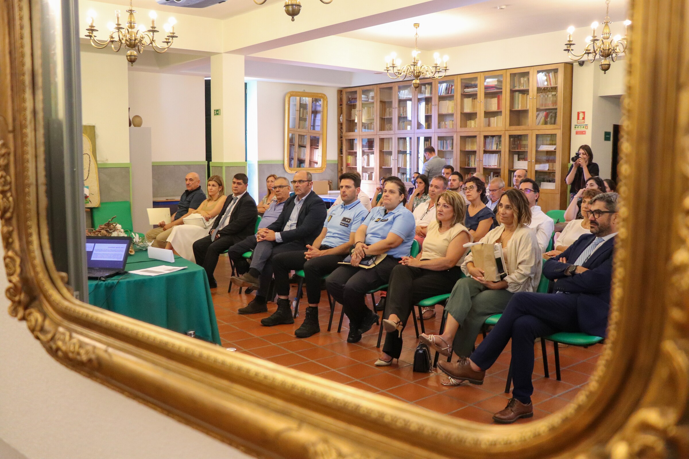 Sessão de Apresentação da Casa de Abrigo Safe(Nest)