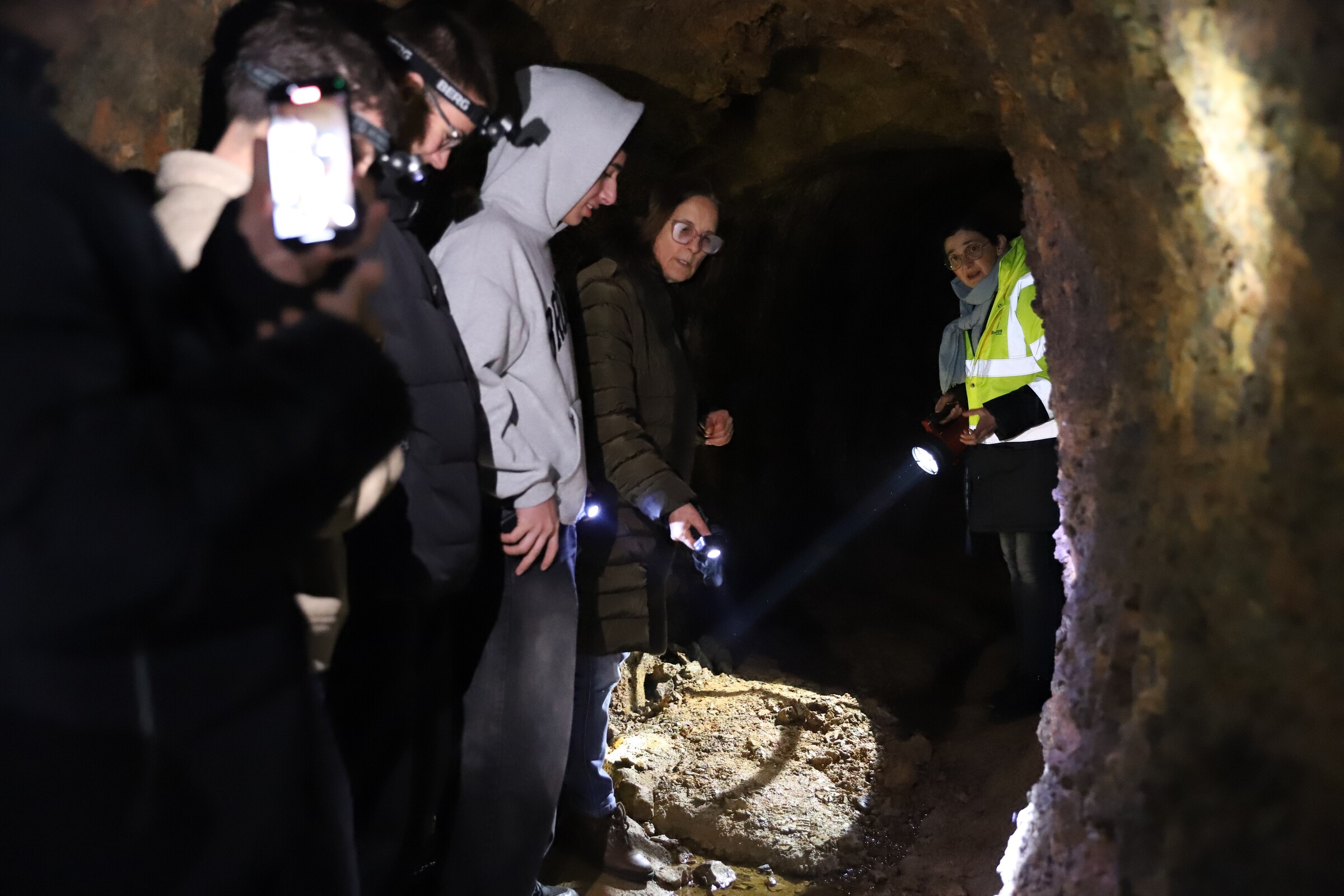 Alunos visitam património arqueológico e geológico no largo do antigo Convento de S. Francisco
